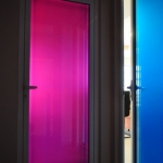 πόρτες αλουμινίου με χρωματιστό κρύσταλλο ασφαλείας