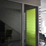 πόρτα αλουμινίου με χρωματιστό κρύσταλλο ασφαλείας